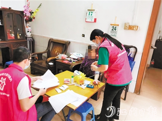 家庭醫(yī)生團(tuán)隊(duì)上門為居民進(jìn)行體檢服務(wù)。