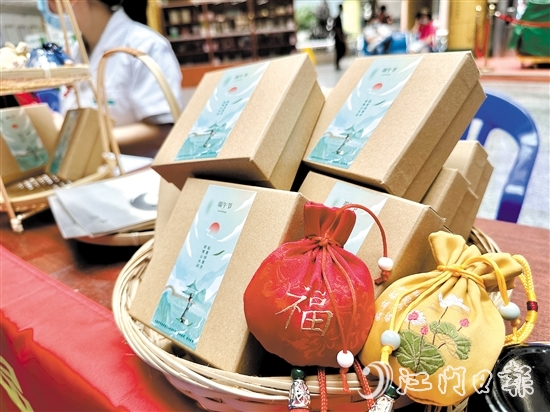 端午前后，暑熱濕毒、蚊蟲滋生，家中放些香囊，可辟邪防疫。