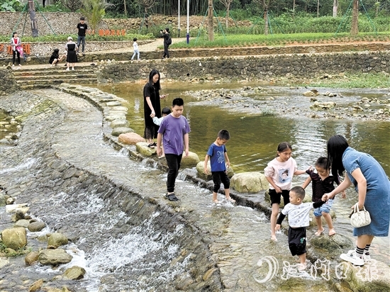那吉鎮(zhèn)城圍村的十里河灘石谷成為市民、游客戲水游玩的好去處。