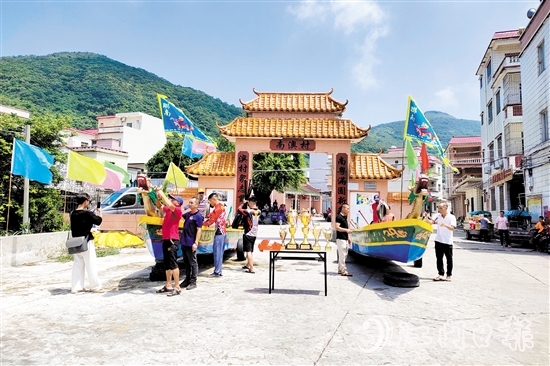 各參賽隊伍請出龍船，為參加海上龍舟賽進行訓練。