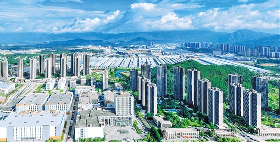 鶴山工業(yè)城（共和鎮(zhèn)）錨定創(chuàng)建省級(jí)樣板中心鎮(zhèn)、美麗圩鎮(zhèn)省級(jí)示范樣板的目標(biāo)任務(wù)，不斷優(yōu)化城鎮(zhèn)配套服務(wù)。共和鎮(zhèn)供圖