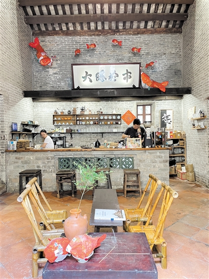 不少“咖啡創(chuàng)客”把門店開進(jìn)獨(dú)具古韻的老屋里，賦予了咖啡新的價值與內(nèi)涵，受到了消費(fèi)者的喜愛。