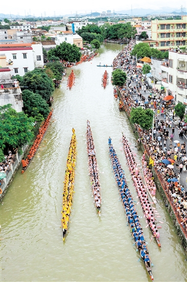 “龍騰江海鬧端陽(yáng)”2024年江海區(qū)龍舟文化周“重頭戲”在江海區(qū)禮樂(lè)五四河激情上演，龍舟向前沖，觀眾如潮涌。江門日?qǐng)?bào)記者