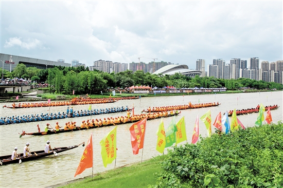 蓬江區(qū)棠下鎮(zhèn)龍舟競(jìng)渡在天沙河濱江新區(qū)河段舉行。江門日?qǐng)?bào)記者