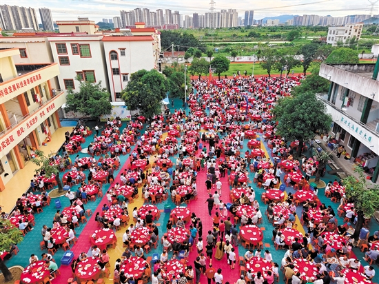 蓬江區(qū)棠下鎮(zhèn)大林村的龍舟飯盛大開席。