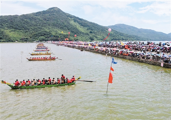 臺(tái)山市川島鎮(zhèn)下川島第六屆龍舟賽在下川島略尾社區(qū)大灘圍龍舟基地舉行，群“龍”戲水，海上龍舟賽盡顯臺(tái)山魅力。甘文海