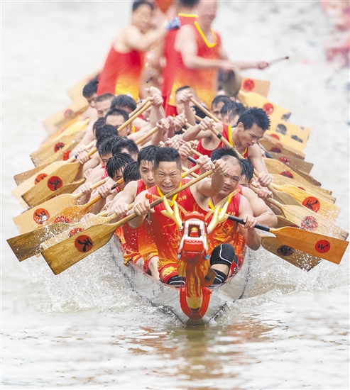 江海區(qū)禮樂(lè)各坊龍舟為了在競(jìng)渡時(shí)發(fā)揮到極致，在端午節(jié)前訓(xùn)練時(shí)也是竭盡全力。江門日?qǐng)?bào)記者