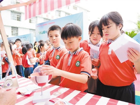 學生們在游戲互動中學習愛眼護眼知識。