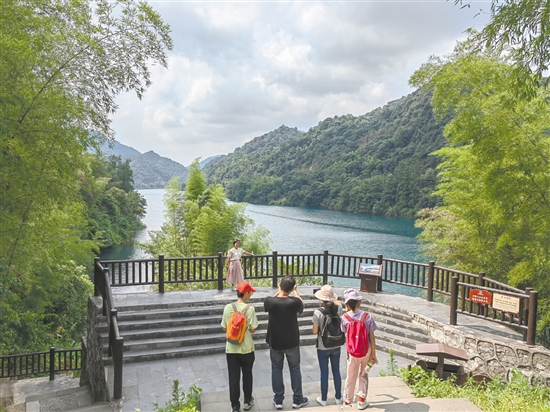 在郴州小東江，團(tuán)友可以欣賞到如仙境般的美景。