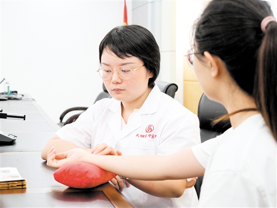 中醫(yī)師為在場職工進行中醫(yī)體質辨證。