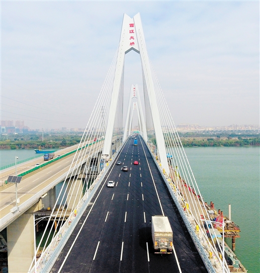 改擴(kuò)建后的中江高速完成八車(chē)道拓寬，有效提高了市民對(duì)接深中通道的便捷度。