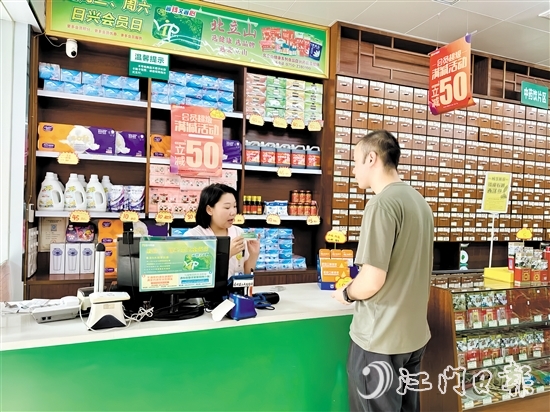 退役軍人在藥店里使用優(yōu)待證可優(yōu)惠購(gòu)買藥品。