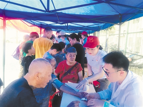 黨員志愿者走進(jìn)社區(qū)開展健康科普活動。