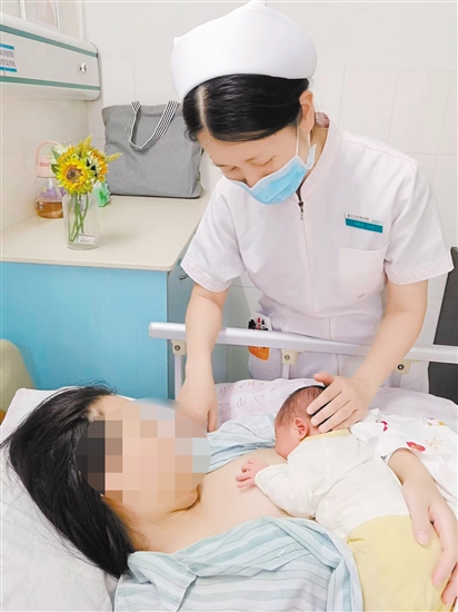 新生兒早接觸、早吸吮，可有效降低產(chǎn)婦生理性乳脹的發(fā)生率。