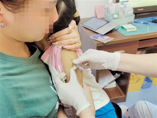 醫(yī)護(hù)人員為孩子接種脊灰滅活疫苗。