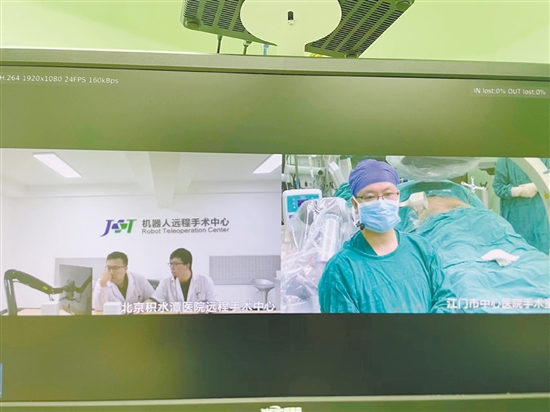 利用5G通信技術(shù)，手術(shù)團(tuán)隊(duì)與千里之外的專家實(shí)時(shí)溝通。