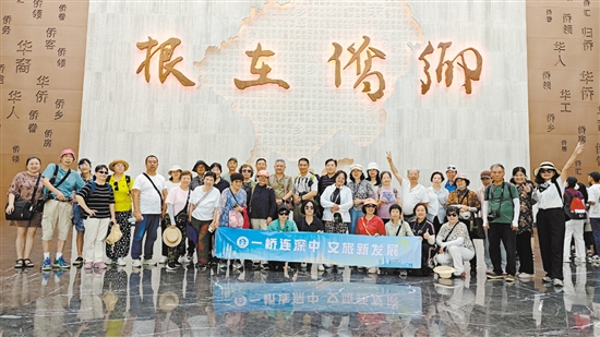 深圳旅游團到中國僑都華僑華人博物館參觀。