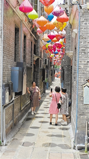 深圳游客在啟明里拍照留念。