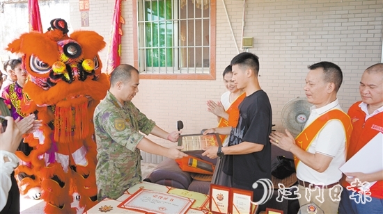 喜報(bào)小分隊(duì)將三等功喜報(bào)送到立功軍人梁斌華手中。