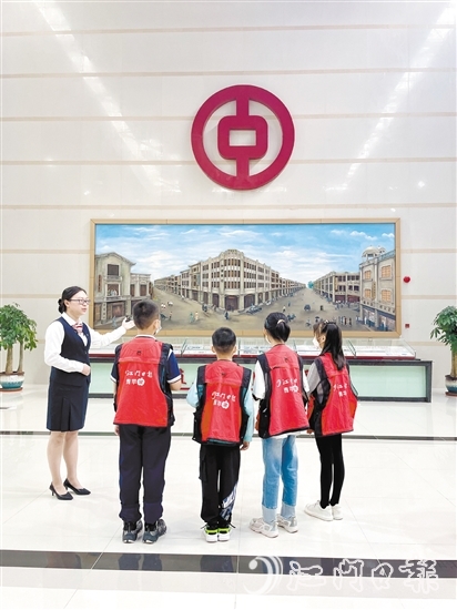中國銀行臺山支行在網(wǎng)點內(nèi)設(shè)置華僑文化展區(qū)，介紹臺山與中國銀行的深厚淵源。