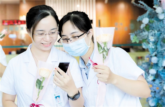 孿生姐妹花共守“醫(yī)”心，守護人民健康。