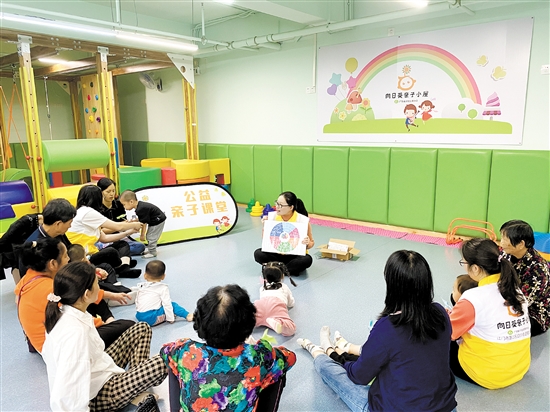 “向日葵親子小屋”邀請(qǐng)轄區(qū)0至3歲嬰幼兒家庭參與親子活動(dòng)。