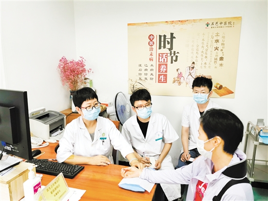 任小紅在為患者看診。