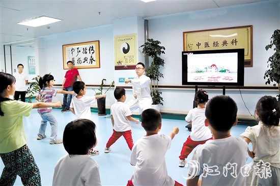 “小小中醫(yī)師”活動吸引不少小朋友參與。