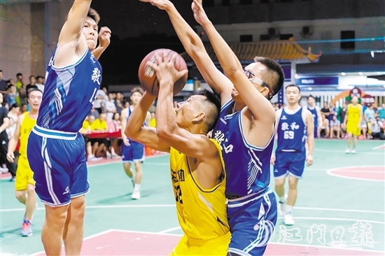 平均年齡40歲的“籃協(xié)U40”球員在賽場上奮力拼搏。