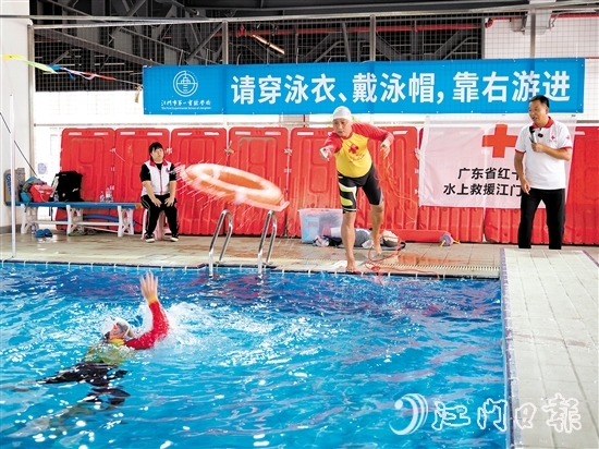 廣東省紅十字水上救援江門大隊(duì)隊(duì)員演示救溺方法。