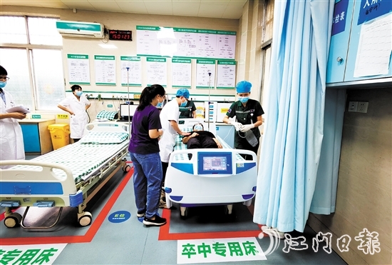 恩平市人民醫(yī)院卒中中心組織開展急性腦卒中應(yīng)急救治演練。