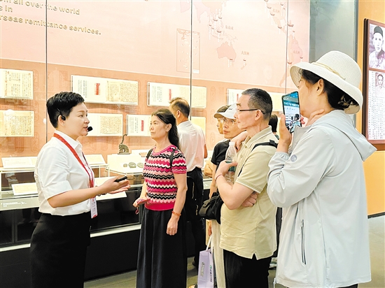 深中通道開通后，深圳游客在中國僑都華僑華人博物館“打卡”。