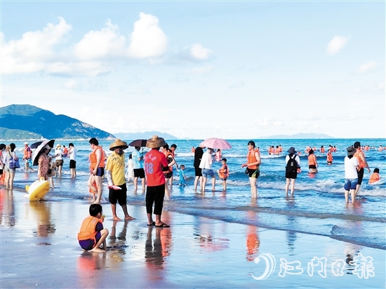濱海游吸引眾多游客。