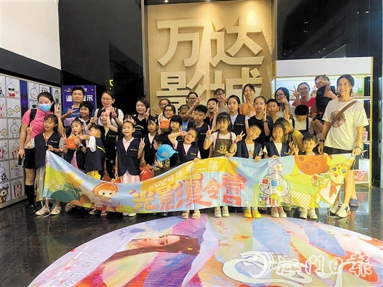 暑假檔眾多影片“扎堆”上映，吸引不少消費(fèi)者前來(lái)觀看。