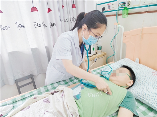 醫(yī)生為溺水兒童查看身體情況。