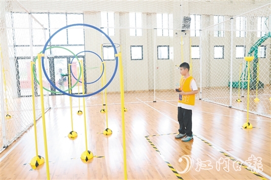 在比賽中，參賽選手熟練地完成起飛、降落、爬升、緊急迫降等模擬動(dòng)作。