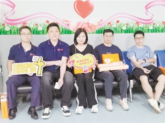 保險(xiǎn)從業(yè)人員獻(xiàn)血熱情高漲，彰顯了行業(yè)的社會(huì)責(zé)任感。