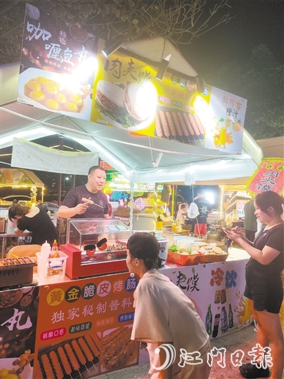 夜幕降臨，合優(yōu)集市各攤位“煙火氣”升騰，特色美食、小吃紛紛出爐。