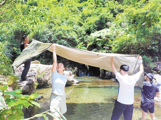 夏季，市民在戶外露營(yíng)時(shí)搭棚防曬。