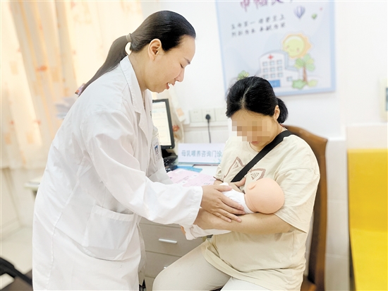 醫(yī)護人員宣教科學(xué)母乳喂養(yǎng)的正確姿勢。