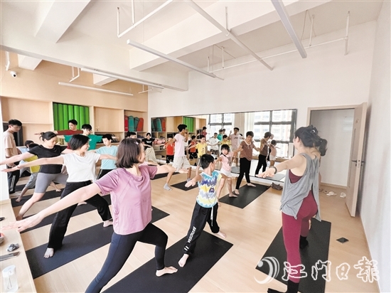 居民參加永賢社區(qū)舉辦的活力健身操及親子瑜伽“鄰”距離健康系列活動(dòng)。