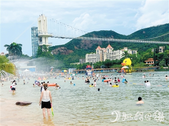 近期，新會古兜溫泉度假區(qū)陽光沙灘水公園里每天都有絡(luò)繹不絕的游客。