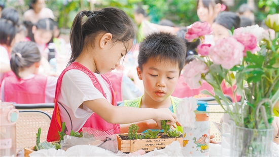 江門職工子女托管活動深受歡迎，但是“一位難求”。圖為職工子女在上實踐課，體驗種植多肉植物。