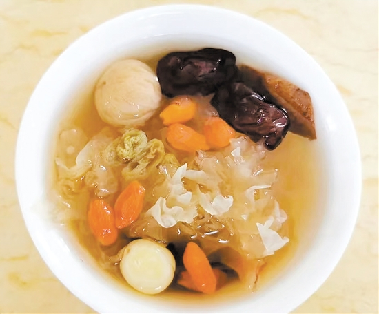 立秋后宜多吃銀耳等潤肺食物，能幫助呼吸系統(tǒng)適應(yīng)季節(jié)變換。