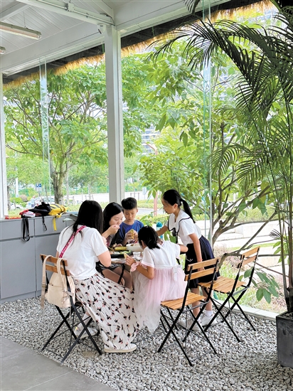 市民在自然美景中享受閑暇時(shí)光。