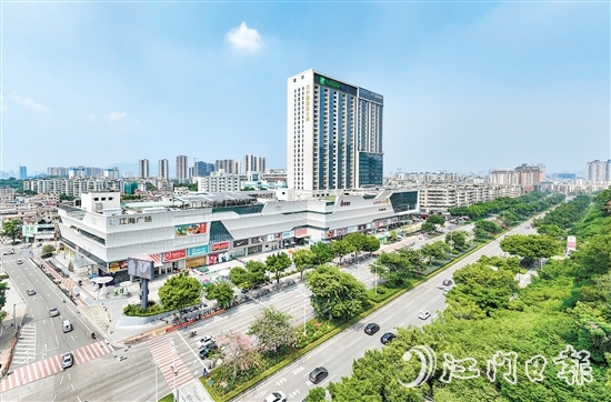商業(yè)配套上，江海吸引多個(gè)大型商超入駐。圖為江海廣場(chǎng)。