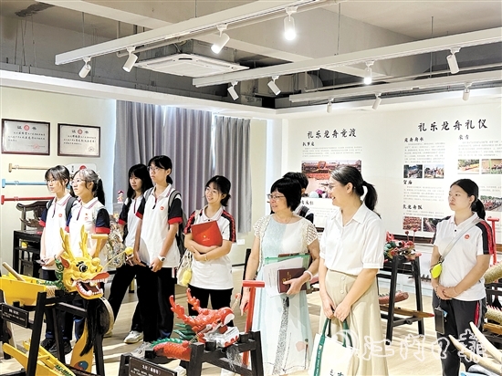 五邑大學(xué)“邑龍同舟”實踐團走進禮樂街道，了解禮樂龍舟文化。