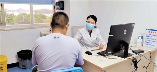 醫(yī)生為就診人制定個性化減肥方案。