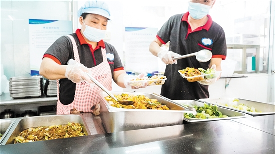 江門市第二人民醫(yī)院食堂的食材采購、烹飪加工、菜品設計、餐具消毒均按照合理、科學的標準執(zhí)行。