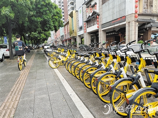 共享單車的出現(xiàn)，為不少市民的出行帶來了方便。